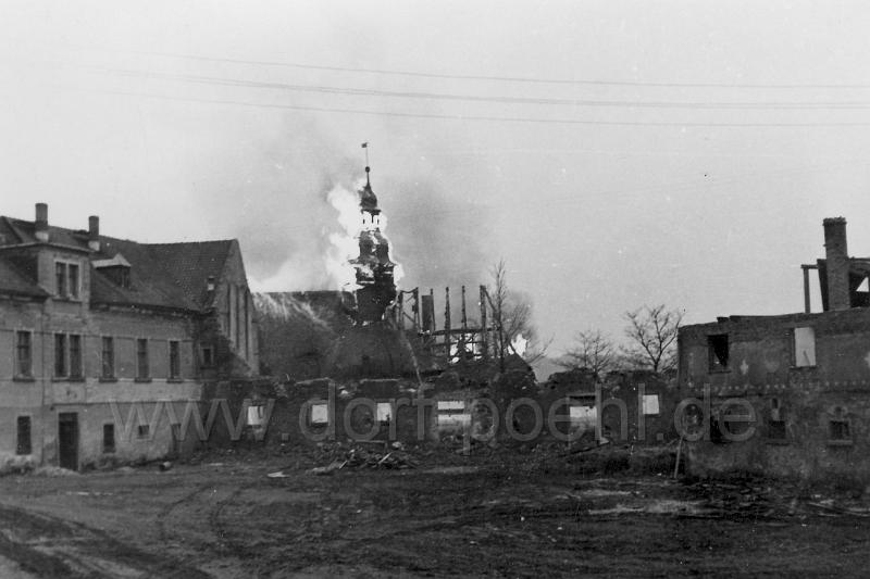 004 (7).jpg - Kirche Pöhl, Brand am 24.März 1961, vom Schlosshof gesehen
